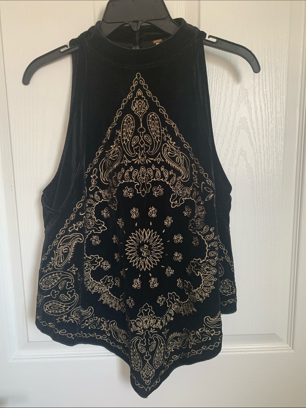 # 3/57 Black Velvet Sleeveless Bandana Print Top